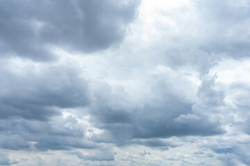 Obraz premium Dramatic cloudscape paints the sky with fluffy white clouds against a deep blue canvas