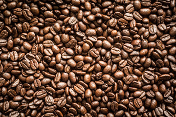 Obraz premium A roasted coffee beans texture background.