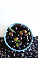 Olive fresche in una ciotola isolato su sfondo bianco. Cibo vegetariano e sano. Direttamente sopra.