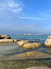 한국 여름의 투명한 동해 바다