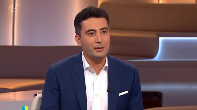 Giornalista mentre parla intervistato in tenuta elegante