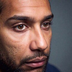 Obraz premium Extreme macro portrait of a computer support technicians, captured with soft focus and an eye-level perspective. Photo-realistic, very detailed, full 8k wide focus, portrait