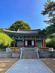 Fototapeta premium 한국의 전통 기와집 오죽헌 내부