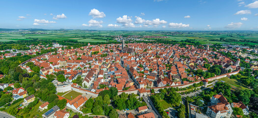Ausblick auf Nördlingen, die zentrale Stadt des Geopark Ries, von oben