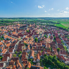 Die sehenswerte Altstadt von Nördlingen an der Romantischen Straße von oben