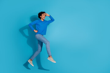 Obraz premium Full body photo of attractive young man touch forehead running dressed stylish clothes isolated on blue color background