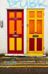 2 bunt bemalte Hauseingangstüren in Brighton, Großbritannien