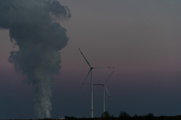 Stromerzeugung aus Braunkohlekraftwerk und Windkraft