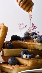 Gofry z jagodami i miodem układane warstwowo © Fotosylwester