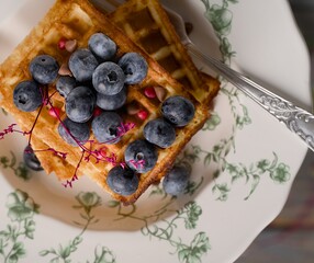 domowe gofry z jagodami i miodem © Fotosylwester