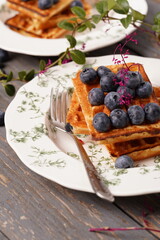 domowe gofry z jagodami i miodem  © Fotosylwester