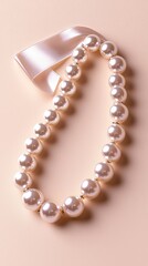 Obraz premium Elegant pearl necklace with a soft ribbon, showcasing classic fashion and timeless beauty.