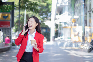 Fototapeta premium woman talking on the phone in the city steadicam