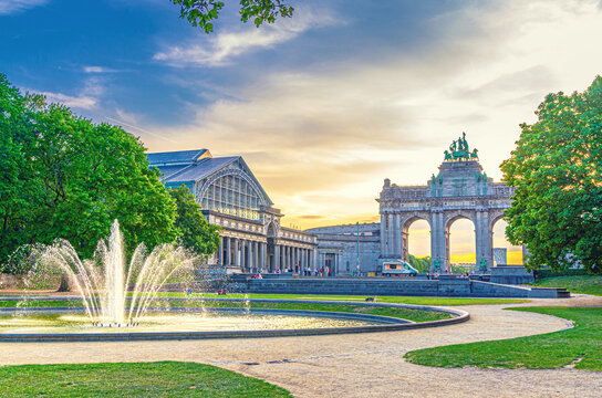 Cinquantenaire Arcade Neoclassical style, Autoworld Museum and fountain on sunset in Park of the Fiftieth Anniversary Jubelpark Jubilee Park in Brussels city, Brussels-Capital Region, Belgium