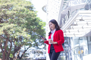 Fototapeta premium business woman with laptop in the city