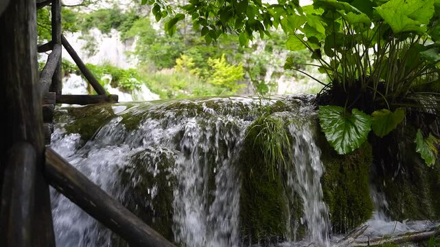 wodospady park narodowy chorwacja turysta krajobraz morze piękne widoki 