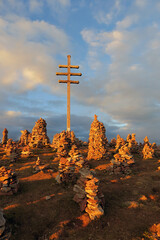 Obraz premium Mystischer Kraftort in den Bergen mit kultischen Steinmännern - mystic power place with holy cairns in the mountains