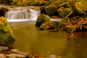 Felsen im Siegbett.
Mit einem kleinen Wasserfall