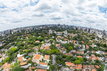 Região com muitas árvores em área nobre de São Paulo, SP em vista aérea formato de panorama. Altíssima resolução. 