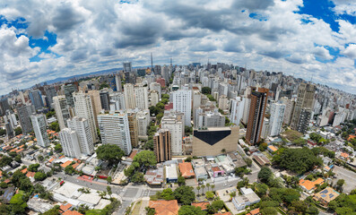Naklejka premium Foto aérea de alta resolução em panorama da região do Itaim Bibi em São Paulo, SP. Diversos prédios em dia ensolarado. 