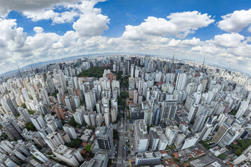 Foto aérea de alta resolução em panorama da região do Itaim Bibi em São Paulo, SP. Diversos prédios em dia ensolarado. 