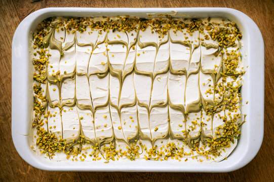 dekoratives Dessert. Pistazie Tiramisu mit Mascarpone, mit Muster. Wie in Dubai