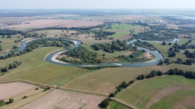 Die M&auml;anderb&ouml;gen der Mulde neben Eilenburg
