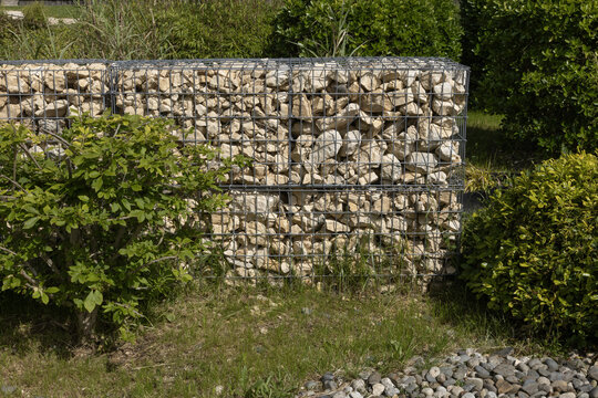 Gabion de galets dans un espace vert