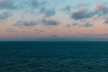 Fototapeta premium Beautiful Pacific Ocean Sunset With Mountain in the Distance