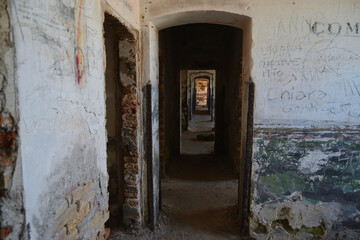 I ruderi delle fortificazioni militari di Punta Rossa nell'isola di Caprera