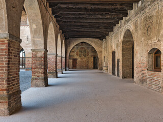 Obraz premium Visconti Castle (14th century), in Pandino near Cremona, Italy. Elegant portico with arches and rustic brick charm.