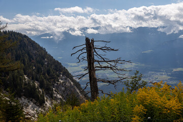 Obraz premium Carinthian Alps Dobratsch in early autumn, mountain views and traditional Austrian village houses