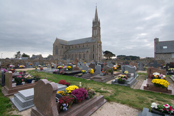Cimetière et église au moment de la Toussaint - Bretagne France