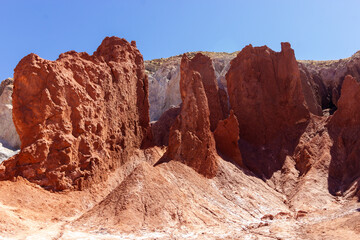 Fototapeta premium Rocas erosionadas en Valle Arco Iris, san Pedro de Atacama, desierto de Atacama, Chile