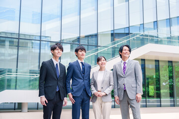 未来を見つめるビジネスパーソン