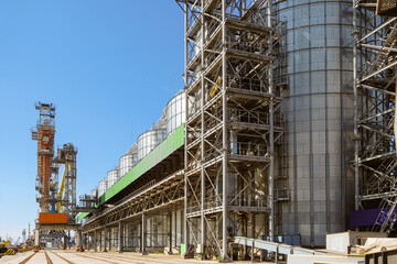 Port storage facility for bulk cargo with grain loading machine in a sea port terminal