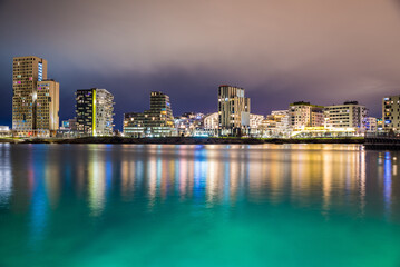 Obraz premium Vienna, Austria - December 27, 2022. New modern hipster quarter Asperner See Seestadt in Winter night