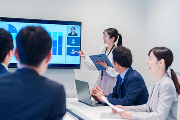 会議室でプレゼンをする若い女性