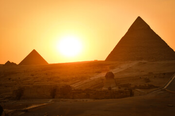 pyramids of giza and the sphinx 
