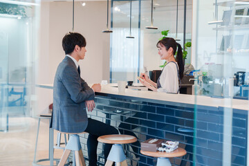 おしゃれカフェで働く女性とビジネスマン
