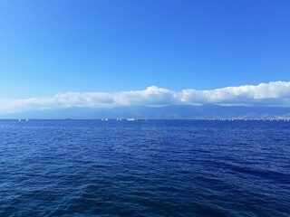 Lo Stretto di Messina visto da Reggio Calabria. Piccola regata velica in corso.