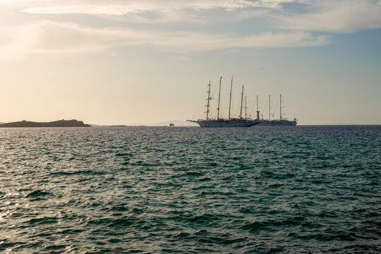 Caicco sull'orizzonde del mare calmo