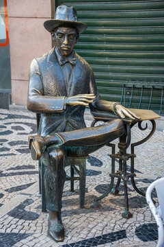 Escultura del poeta Fernando Pessoa en una calle del barrio de Chiado, en el centro tur&iacute;stico de la ciudad de Lisboa en Portugal