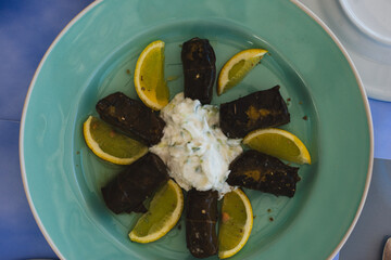 Dolmadakia - Involtini di riso al limone avvolti in foglie di fico