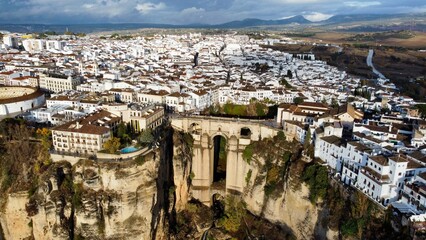 Obraz premium Puente Nuevo Ronda aus der Vogelperspektive mit Stadt im Hintergrund 