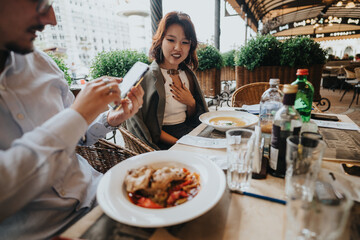 Business people having a relaxed meeting over lunch at an outdoor restaurant setting, fostering collaboration and discussion. The atmosphere is casual, promoting creative ideas and teamwork.