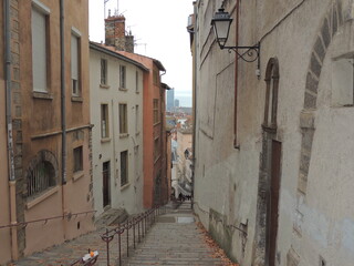 Fototapeta premium Narrow staircase in Lyon - France