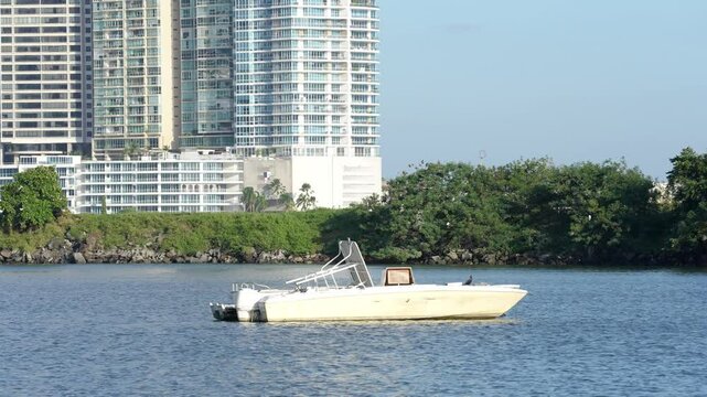 Bote blanco con edificios de fondo