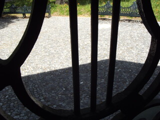 Closeup of black metal railings,Primer plano de barandales de metal de color negro (10720).