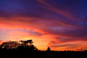 Fototapeta premium Farbiger Himmel am Abend beim Sonnenuntergang